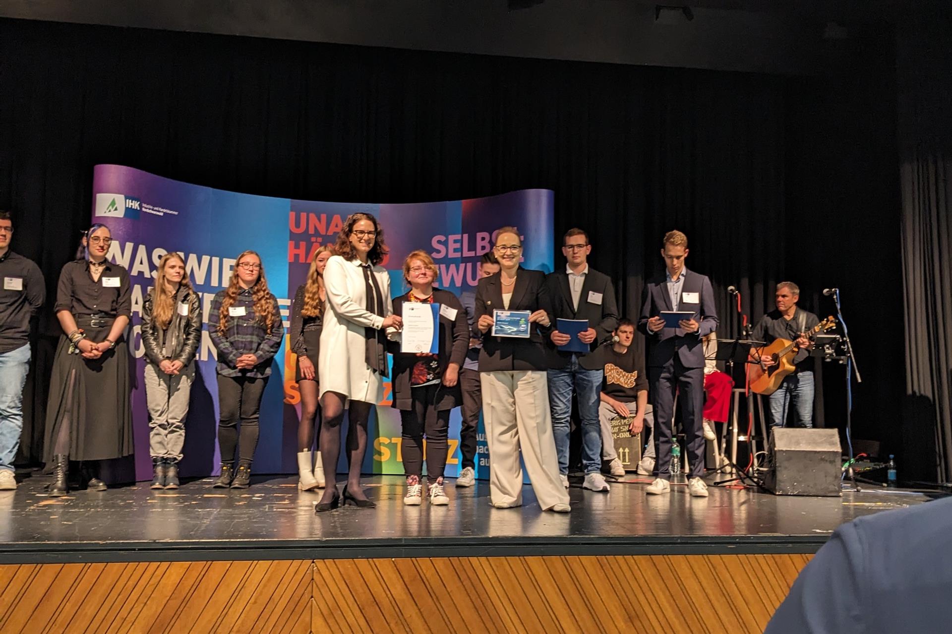 formelle Urkundenübergabe an Frau Graupner