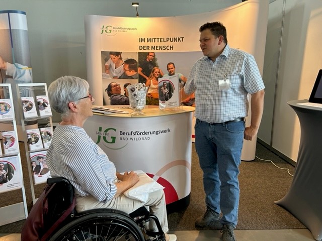 Messebesucherin am BFW Stand