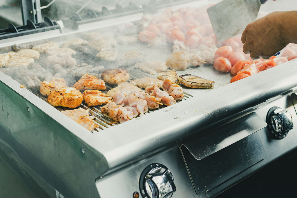Grill mit Fleisch und Gemüse