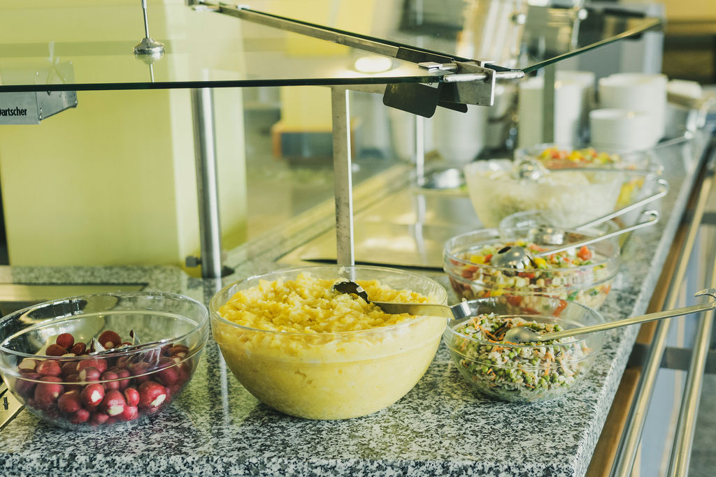 verschiedene Salate in Glasschüsseln