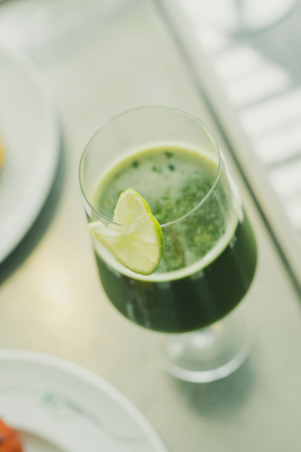 Grüner Smoothie mit Limettenschale im Glas