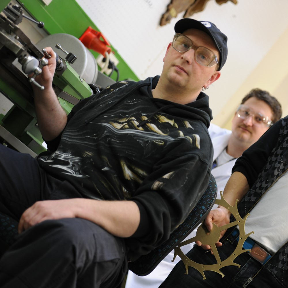 Mann an Werkbank