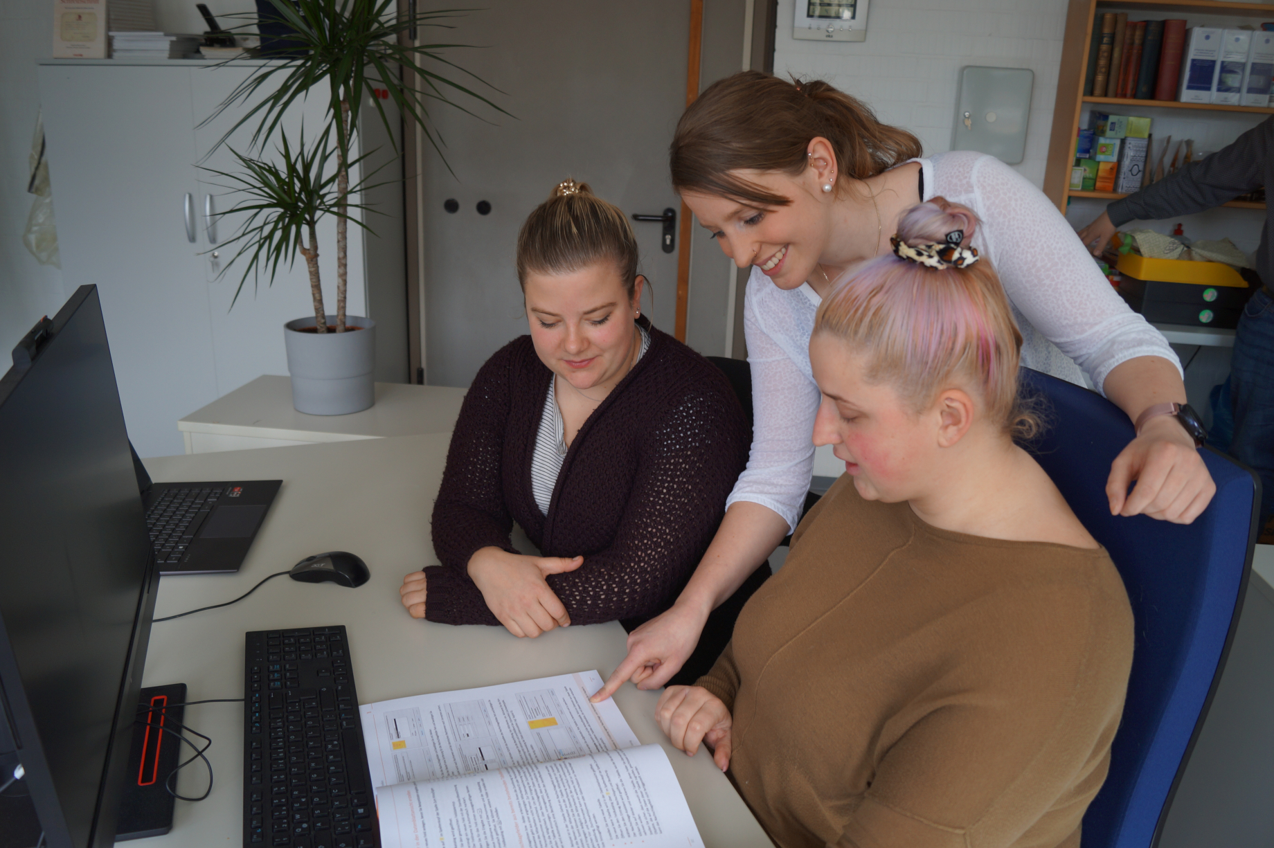 Drei Frauen im Gespräch. zu einer Textaufgabe.